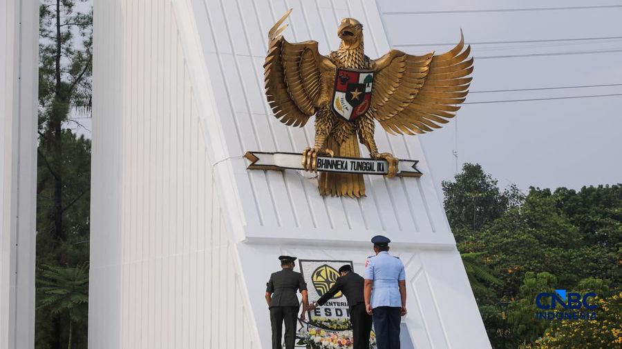 Wakil Menteri ESDM, Yuliot Tanjung saat memimpin upacara peringatan hari jadi Energi & Pertamabangan ke-81 Tahun 2026 di Taman Makam Pahlawan (TMP) Kalibata, Jakarta, Selasa (29/9/2026).