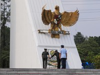 Wakil Menteri ESDM, Yuliot Tanjung saat memimpin upacara peringatan hari jadi Energi & Pertamabangan ke-81 Tahun 2026 di Taman Makam Pahlawan (TMP) Kalibata, Jakarta, Selasa (29/9/2026). (CNBC Indonesia/Faisal Rahman)