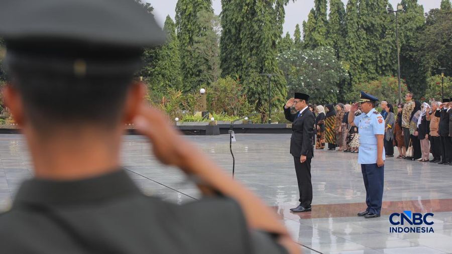Wakil Menteri ESDM, Yuliot Tanjung saat memimpin upacara peringatan hari jadi Energi & Pertamabangan ke-81 Tahun 2026 di Taman Makam Pahlawan (TMP) Kalibata, Jakarta, Selasa (29/9/2026). (CNBC Indonesia/Faisal Rahman)