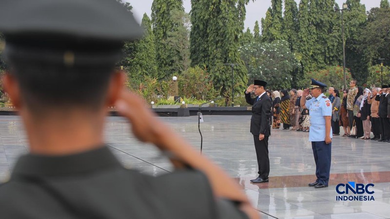 Wakil Menteri ESDM, Yuliot Tanjung saat memimpin upacara peringatan hari jadi Energi & Pertamabangan ke-81 Tahun 2026 di Taman Makam Pahlawan (TMP) Kalibata, Jakarta, Selasa (29/9/2026). (CNBC Indonesia/Faisal Rahman)