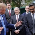 CEO Google Sundar Pichai bereaksi saat Presiden AS Donald Trump berbicara di jalan masuk Gedung Putih usai jamuan makan siang di East Room, Washington, D.C., AS, pada 29 September 2026. (REUTERS/Jonathan Ernst)