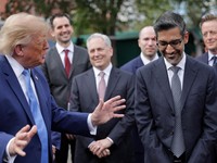 CEO Google Sundar Pichai bereaksi saat Presiden AS Donald Trump berbicara di jalan masuk Gedung Putih usai jamuan makan siang di East Room, Washington, D.C., AS, pada 29 September 2026. (REUTERS/Jonathan Ernst)