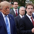 CEO Meta Mark Zuckerberg berbicara saat Presiden AS Donald Trump berdiri di sampingnya di jalan masuk Gedung Putih usai jamuan makan siang di East Room, Washington, D.C., AS, pada 29 September 2026. (REUTERS/Jonathan Ernst)