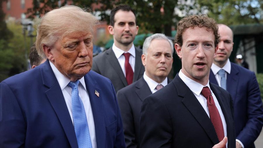 CEO Meta Mark Zuckerberg berbicara saat Presiden AS Donald Trump berdiri di sampingnya di jalan masuk Gedung Putih usai jamuan makan siang di East Room, Washington, D.C., AS, pada 29 September 2026. (REUTERS/Jonathan Ernst)
