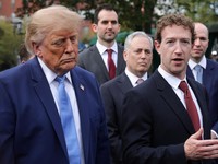 CEO Meta Mark Zuckerberg berbicara saat Presiden AS Donald Trump berdiri di sampingnya di jalan masuk Gedung Putih usai jamuan makan siang di East Room, Washington, D.C., AS, pada 29 September 2026. (REUTERS/Jonathan Ernst)