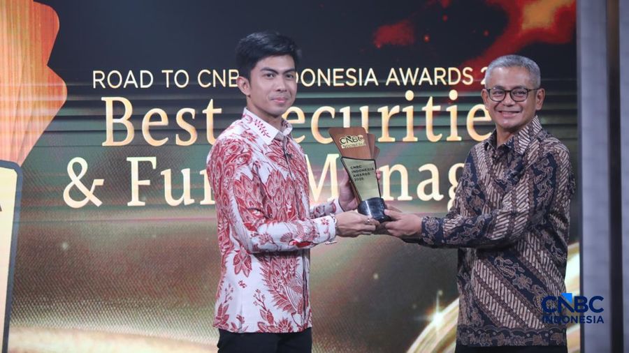CEO PT Sucor Sekuritas, Bernadus Wijaya menerima penghargaan dalam Road To CNBC Indonesia Awards 2026 Best Securities & Fund Manager di Jakarta, Rabu (30/9/2026). (CNBC Indonesia/Faisal Rahman)