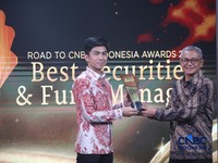 CEO PT Sucor Sekuritas, Bernadus Wijaya menerima penghargaan dalam Road To CNBC Indonesia Awards 2026 Best Securities & Fund Manager di Jakarta, Rabu (30/9/2026). (CNBC Indonesia/Faisal Rahman)