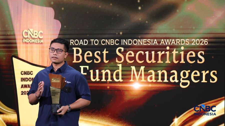Chief Liason Officer/ Head of Investment Solutions, Investment Services Group Henan Asset, Bagus Adi Yoga Prawira menerima penghargaan dalam Road To CNBC Indonesia Awards 2026 Best Securities & Fund Manager di Jakarta, Rabu (30/9/2026). (CNBC Indones