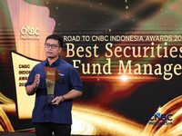 Chief Liason Officer/ Head of Investment Solutions, Investment Services Group Henan Asset, Bagus Adi Yoga Prawira menerima penghargaan dalam Road To CNBC Indonesia Awards 2026 Best Securities & Fund Manager di Jakarta, Rabu (30/9/2026). (CNBC Indones