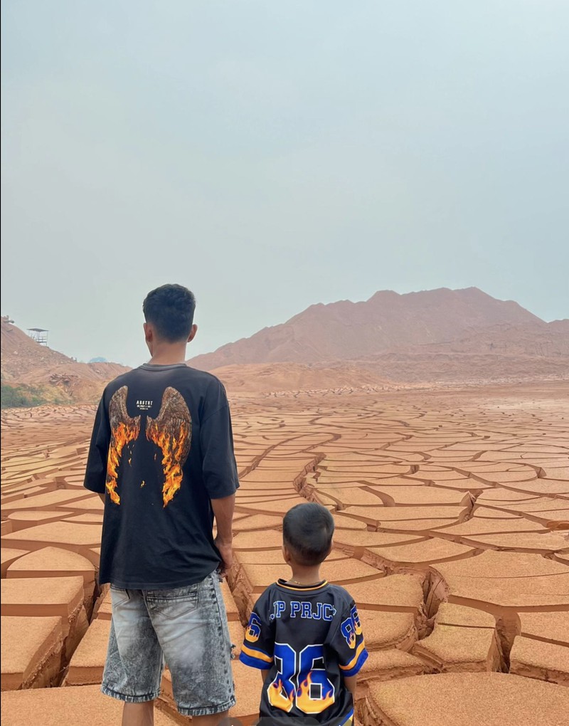 Danau bekas galian tambang di Desa Biku Sarana, Kecamatan Jelai Hulu, Kabupaten Ketapang, Kalimantan Barat. (Tangkapan Layar Tiktok Tyaaaaaaaaa243)