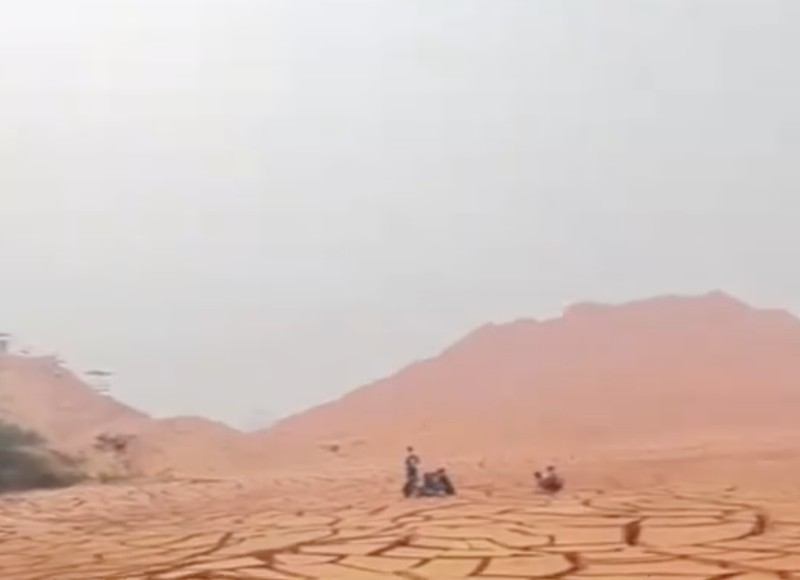 Danau bekas galian tambang di Desa Biku Sarana, Kecamatan Jelai Hulu, Kabupaten Ketapang, Kalimantan Barat. (Tangkapan Layar Tiktok Tyaaaaaaaaa243)