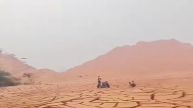 Danau bekas galian tambang di Desa Biku Sarana, Kecamatan Jelai Hulu, Kabupaten Ketapang, Kalimantan Barat. (Tangkapan Layar Tiktok Tyaaaaaaaaa243)