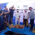 Gubernur Jawa Barat Dedi Mulyadi, Chief Executive Officer BDx Indonesia Agus Hartono Wijaya, dan Chief Executive Officer BDx Data Centers Mayank Srivastava mengikuti peletakan batu pertama Kampus CGK4 di Jatiluhur, Purwakarta, Jawa Barat, bersama tok