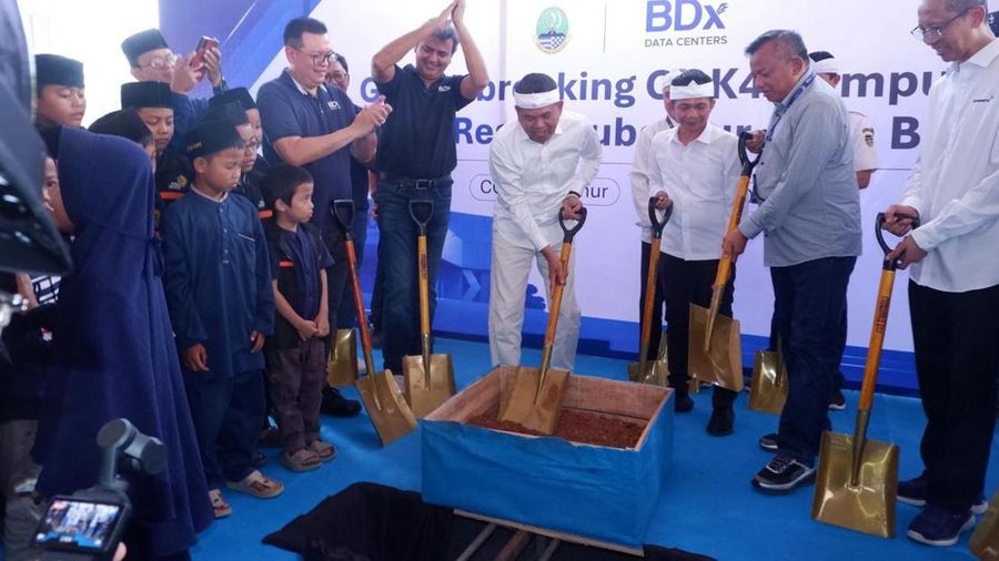 Gubernur Jawa Barat Dedi Mulyadi, Chief Executive Officer BDx Indonesia Agus Hartono Wijaya, dan Chief Executive Officer BDx Data Centers Mayank Srivastava mengikuti peletakan batu pertama Kampus CGK4 di Jatiluhur, Purwakarta, Jawa Barat, bersama tok