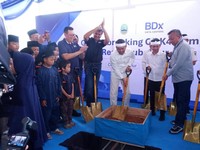 Gubernur Jawa Barat Dedi Mulyadi, Chief Executive Officer BDx Indonesia Agus Hartono Wijaya, dan Chief Executive Officer BDx Data Centers Mayank Srivastava mengikuti peletakan batu pertama Kampus CGK4 di Jatiluhur, Purwakarta, Jawa Barat, bersama tok