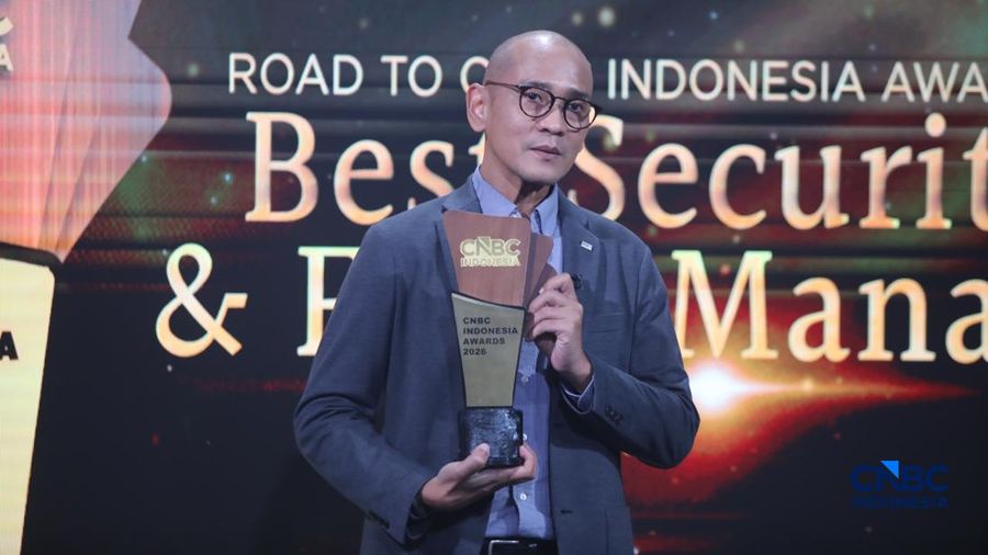 Head of Marketing Mirae Asset Sekuritas Indonesia, Leo N. Wirendra menerima penghargaan dalam Road To CNBC Indonesia Awards 2026 Best Securities & Fund Manager di Jakarta, Rabu (30/9/2026). (CNBC Indonesia/Faisal Rahman)