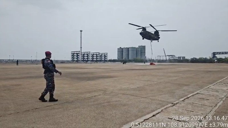 Helikopter dari militer bela diri  Jepang atau JSDF yang bersiap melakukan operasi udara water-bombing di wilayah Kalimantan. (Dok BNPB Indonesia)