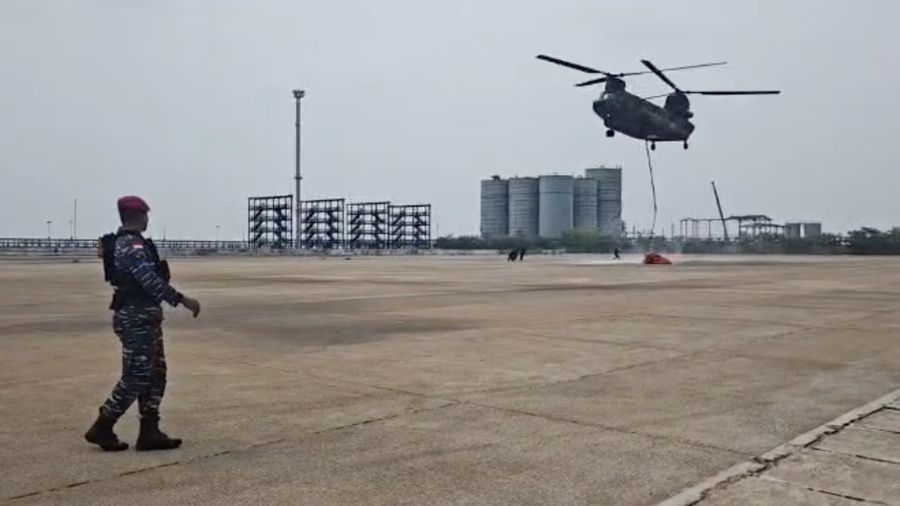 Helikopter dari militer bela diri  Jepang atau JSDF yang bersiap melakukan operasi udara water-bombing di wilayah Kalimantan. (Dok BNPB Indonesia)