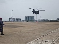 Helikopter dari militer bela diri  Jepang atau JSDF yang bersiap melakukan operasi udara water-bombing di wilayah Kalimantan. (Dok BNPB Indonesia)
