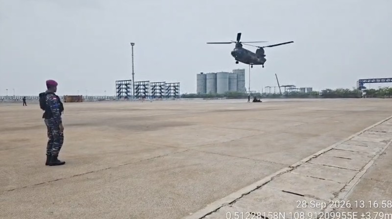 Helikopter dari militer bela diri  Jepang atau JSDF yang bersiap melakukan operasi udara water-bombing di wilayah Kalimantan. (Dok BNPB Indonesia)