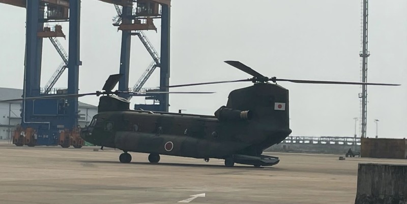 Helikopter dari militer bela diri  Jepang atau JSDF yang bersiap melakukan operasi udara water-bombing di wilayah Kalimantan. (Dok BNPB Indonesia)