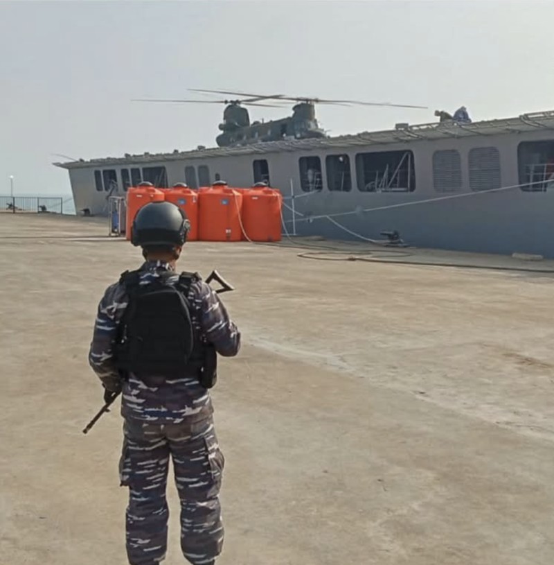 Helikopter dari militer bela diri  Jepang atau JSDF yang bersiap melakukan operasi udara water-bombing di wilayah Kalimantan. (Dok BNPB Indonesia)