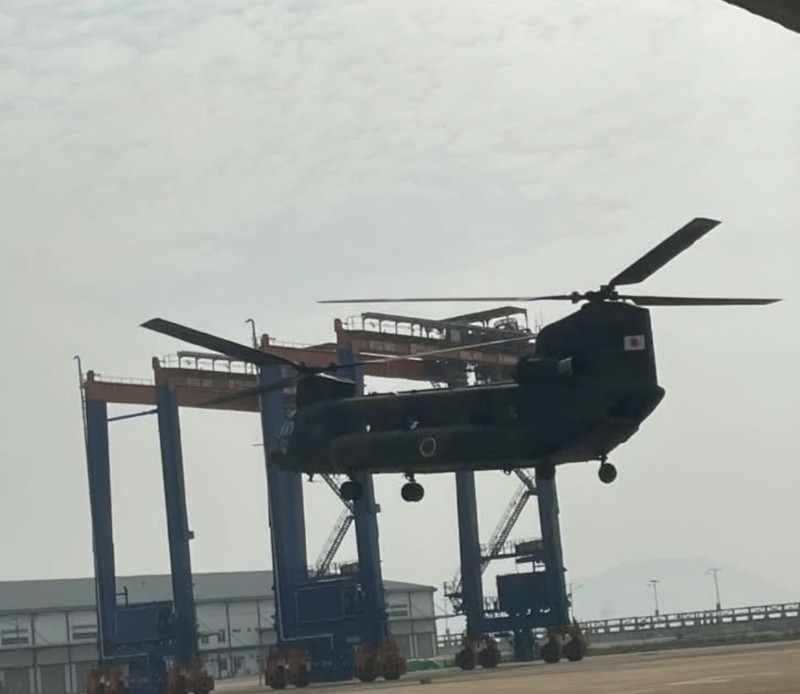 Helikopter dari militer bela diri  Jepang atau JSDF yang bersiap melakukan operasi udara water-bombing di wilayah Kalimantan. (Dok BNPB Indonesia)