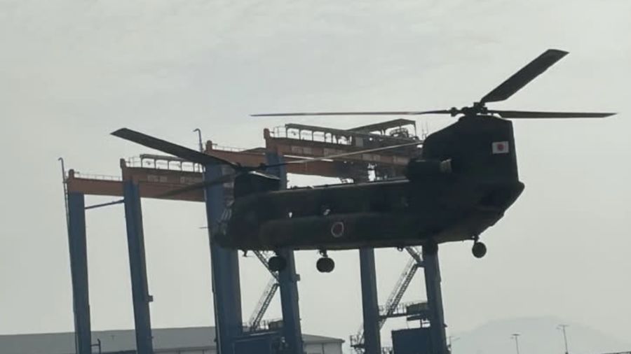 Helikopter dari militer bela diri  Jepang atau JSDF yang bersiap melakukan operasi udara water-bombing di wilayah Kalimantan. (Dok BNPB Indonesia)