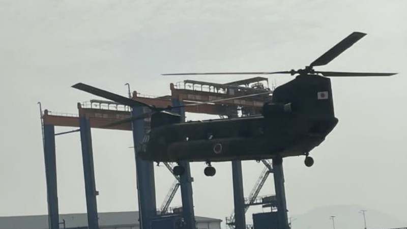 Helikopter dari militer bela diri  Jepang atau JSDF yang bersiap melakukan operasi udara water-bombing di wilayah Kalimantan. (Dok BNPB Indonesia)