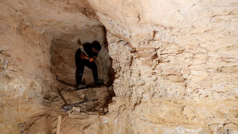 A Palestinian digs a cave to live in after Israeli forces demolished their houses, in Masafer Yatta near Hebron in the Israeli-occupied West Bank, September 23, 2026. REUTERS/Mussa Qawasma