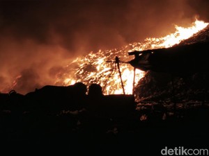 Video TPA Jatibarang Terbakar Lagi, Api Merambat Hingga 10 Hektare