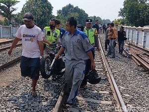 Diduga Petugas Lalai Buka Palang, 2 Motor Tertabrak KA Barang di Brebes