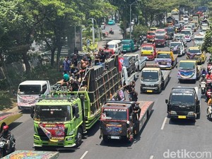Bundaran Waru Macet Imbas Demo Sopir Truk!