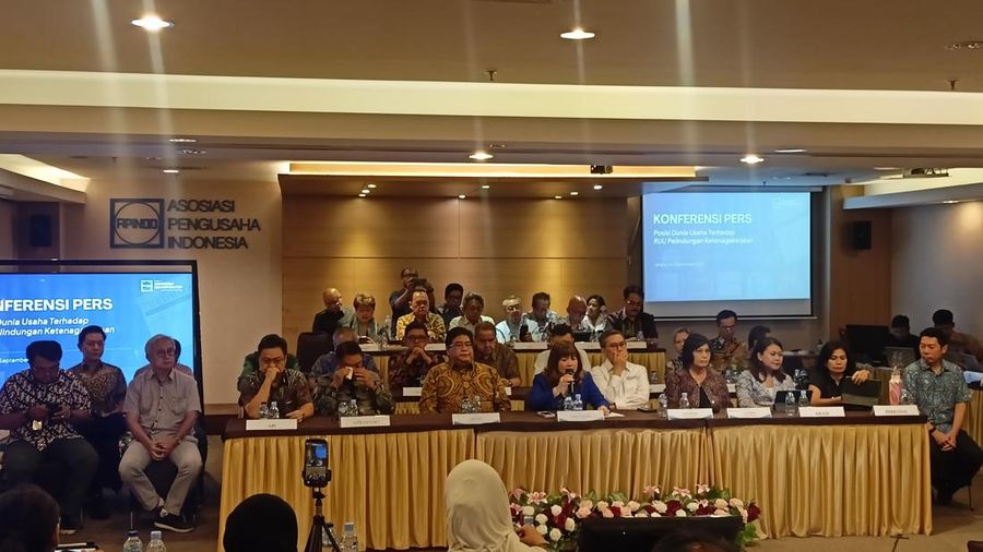 Ketua Apindo Shinta Kamdani  tengah dalam Konferensi pers di kantor Apindo Rabu (30/9/26) malam. (CNBC Indonesia/Ferry Sandi)