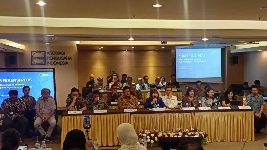 Ketua Apindo Shinta Kamdani  tengah dalam Konferensi pers di kantor Apindo Rabu (30/9/26) malam. (CNBC Indonesia/Ferry Sandi)