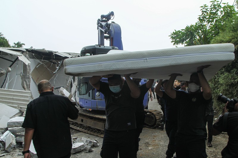 Klaster berfasilitas mewah di Lapas Cibinong, Bogor, dibongkar, Rabu (30/9/2026). Sejumlah bangunan kini rata dengan tanah usai jadi sorotan. (Rifkiato Nugroho/Detikcom)