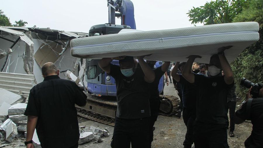 Klaster berfasilitas mewah di Lapas Cibinong, Bogor, dibongkar, Rabu (30/9/2026). Sejumlah bangunan kini rata dengan tanah usai jadi sorotan. (Rifkiato Nugroho/Detikcom)