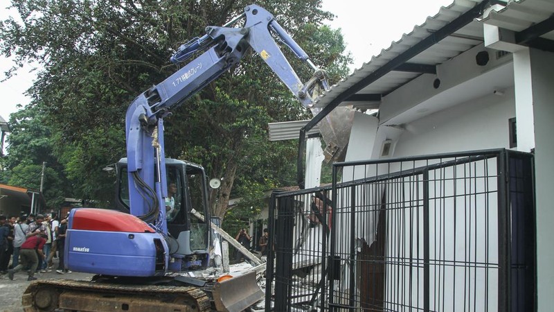 Klaster berfasilitas mewah di Lapas Cibinong, Bogor, dibongkar, Rabu (30/9/2026). Sejumlah bangunan kini rata dengan tanah usai jadi sorotan. (Rifkiato Nugroho/Detikcom)