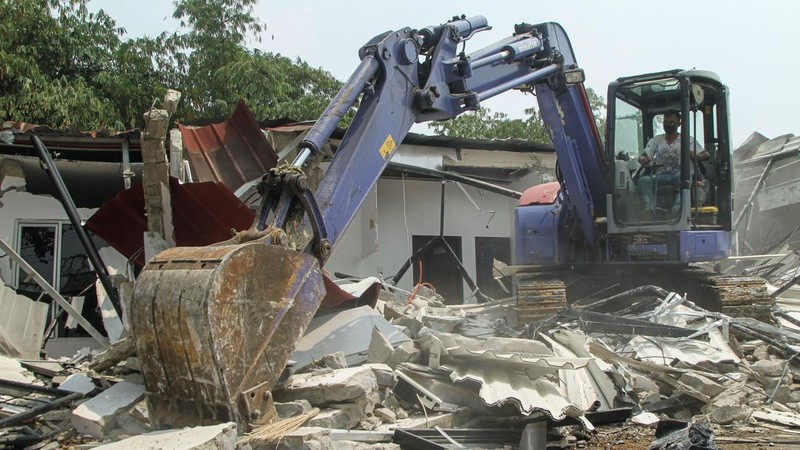 Klaster berfasilitas mewah di Lapas Cibinong, Bogor, dibongkar, Rabu (30/9/2026). Sejumlah bangunan kini rata dengan tanah usai jadi sorotan. (Rifkiato Nugroho/Detikcom)