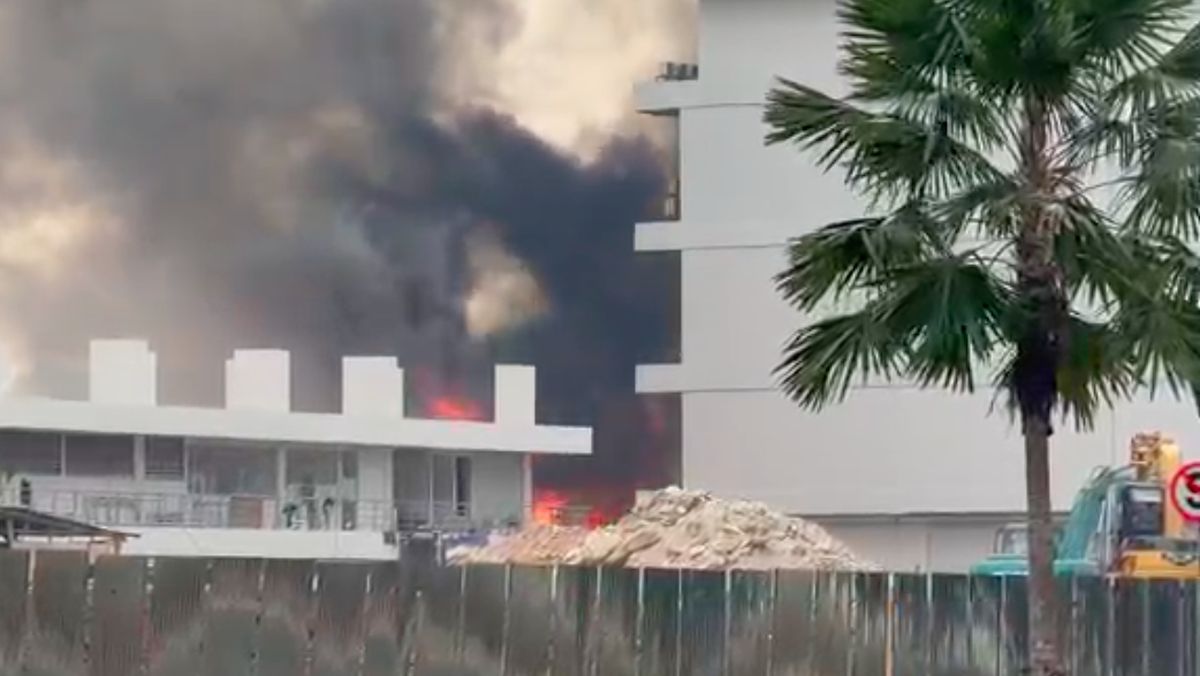 Mes Semipermanen di BSD Tangerang Terbakar, Api Berkobar dan Asap Membubung — NadiKabar.com