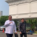 Menko Perekonomian Airlangga Hartarto saat tiba di Istana Negara. (CNBC Indonesia/Emir Yanwardhana)