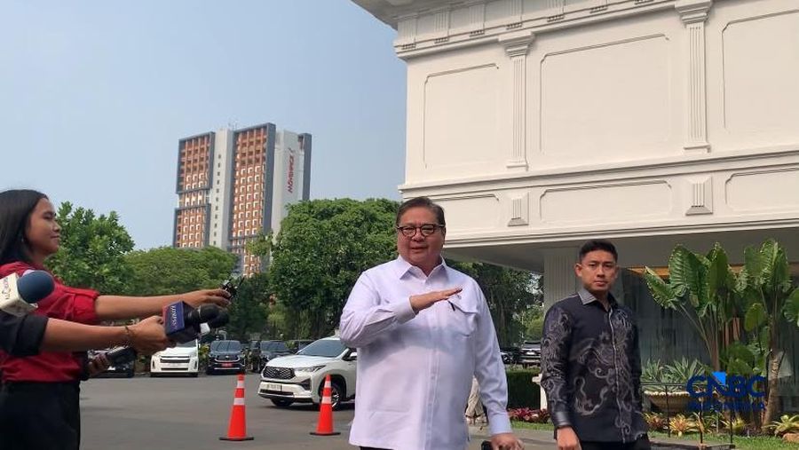 Menko Perekonomian Airlangga Hartarto saat tiba di Istana Negara. (CNBC Indonesia/Emir Yanwardhana)