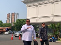 Menko Perekonomian Airlangga Hartarto saat tiba di Istana Negara. (CNBC Indonesia/Emir Yanwardhana)