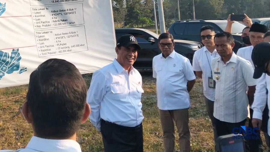 Menteri Pertanian (Mentan) Amran Sulaiman saat meninjau lokasi hilirasi produk pangan di Bone, Sulawesi Selatan, Rabu (30/9/2026). (CNBC Indonesia/Suhendra)