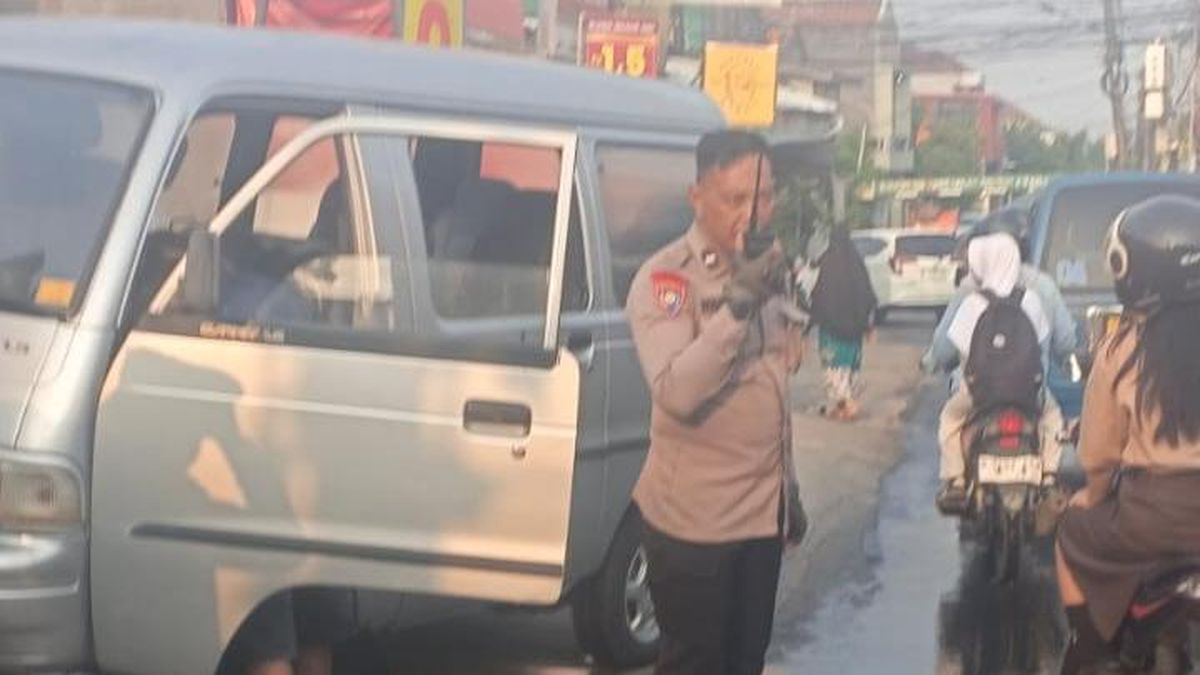 Mobil Carry di Depok Tiba-tiba Mengeluarkan Asap, Lalin Sempat Macet — NadiKabar.com