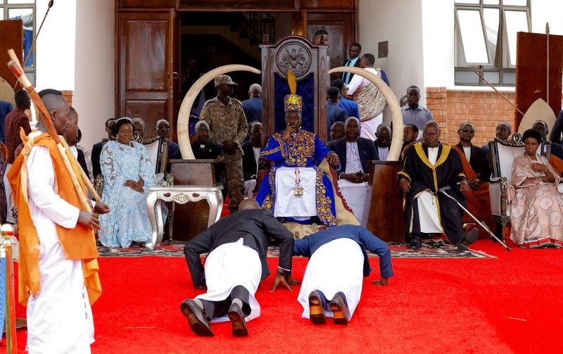 Seorang mantan penyiar berita televisi, Edward Rukidi Kijanangoma, dinobatkan sebagai raja Kerajaan Tooro di Uganda pada Selasa (29/9/2026). (Tangkapan Layar Video Reuters/UBC)