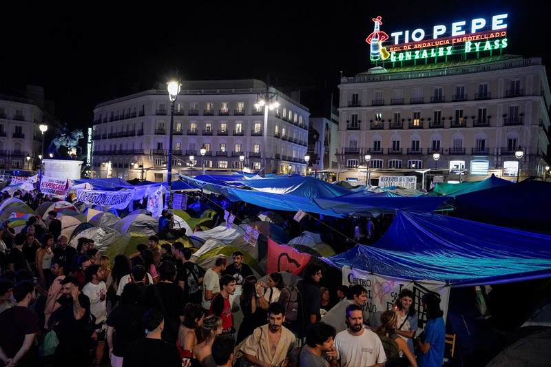 Para pengunjuk rasa berkumpul di alun-alun Puerta del Sol di pusat kota Madrid, Spanyol, pada 30 September 2026, menuntut tindakan politik untuk menghentikan penggusuran dan mengatasi krisis perumahan, menyusul penggusuran paksa seorang wanita berusia 87 tahun dari apartemennya. (REUTERS/Ana Beltran)