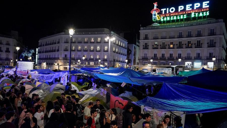 Para pengunjuk rasa berkumpul di alun-alun Puerta del Sol di pusat kota Madrid, Spanyol, pada 30 September 2026, menuntut tindakan politik untuk menghentikan penggusuran dan mengatasi krisis perumahan, menyusul penggusuran paksa seorang wanita berusia 87 tahun dari apartemennya.