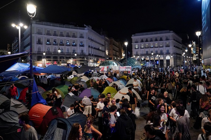 Para pengunjuk rasa berkumpul di alun-alun Puerta del Sol di pusat kota Madrid, Spanyol, pada 30 September 2026, menuntut tindakan politik untuk menghentikan penggusuran dan mengatasi krisis perumahan, menyusul penggusuran paksa seorang wanita berusia 87 tahun dari apartemennya. (REUTERS/Ana Beltran)