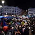 Para pengunjuk rasa berkumpul di alun-alun Puerta del Sol di pusat kota Madrid, Spanyol, pada 30 September 2026, menuntut tindakan politik untuk menghentikan penggusuran dan mengatasi krisis perumahan, menyusul penggusuran paksa seorang wanita berusi